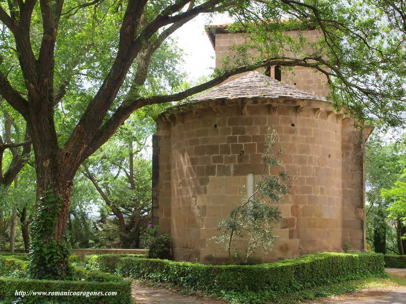 CABECERA DEL TEMPLO, ENTRE LA VEGETACIN