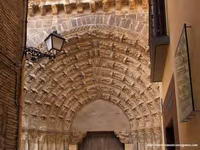 PORTADA OESTE DESDE EL CALLEJ�N A SU ESPALDA