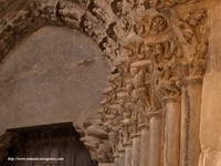 CAPITELES DE LA COLUMNATA SUR. DENSIDAD DE FIGURAS