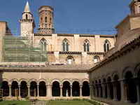 GALER�A NORTE DEL CLAUSTRO Y TEMPLO AL FONDO