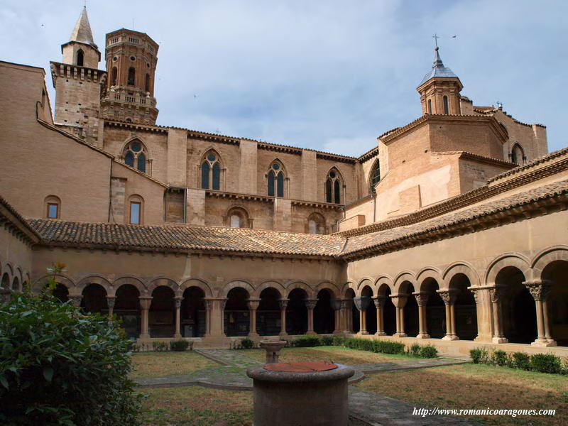 GALERA NORTE DEL CLAUSTRO Y TEMPLO AL FONDO