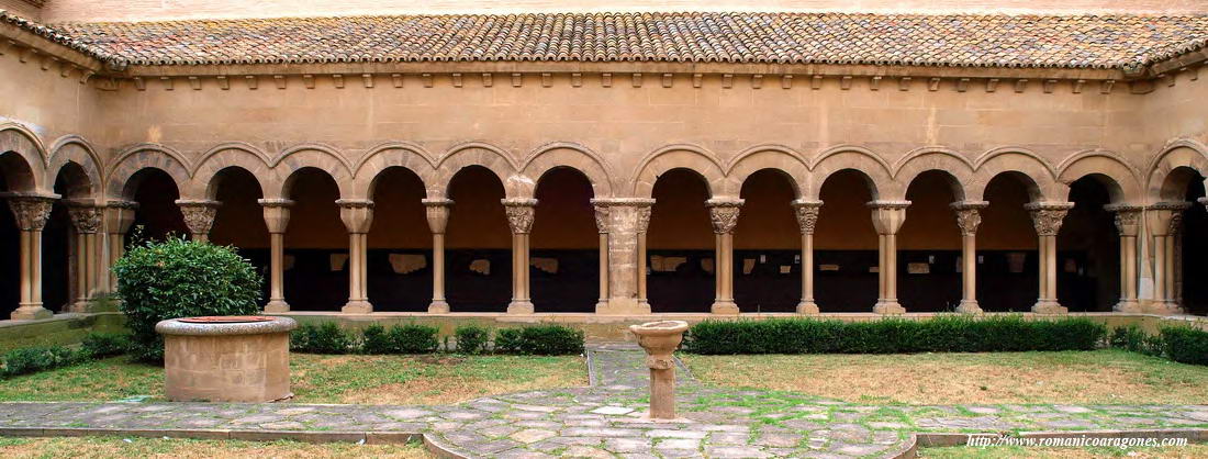 VISTA DEL NGULO NOROESTE DEL CLAUSTRO, CON EL TEMPLO AL FONDO