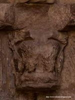 CAPITEL EN LA PORTADA NORTE: FIERAS DEVORANDO CORDERO.