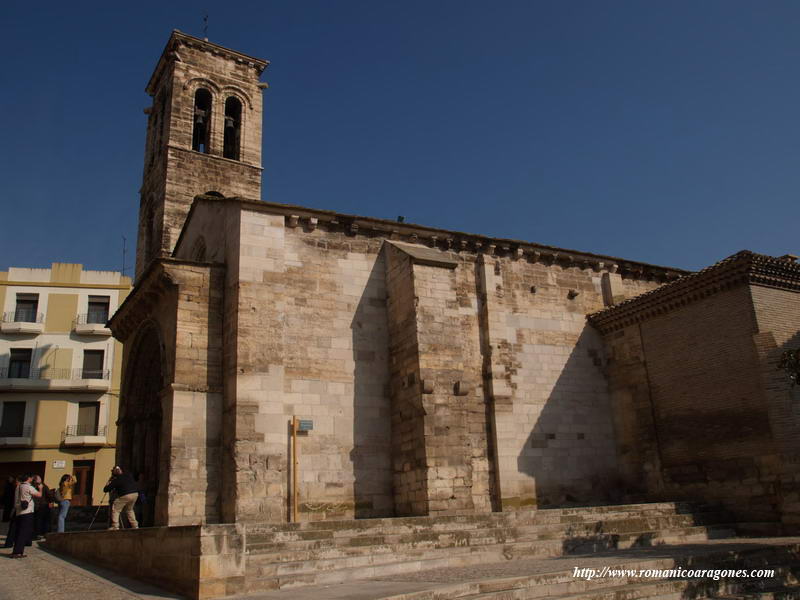 VISTA SUROESTE DE LA MAGDALENA. pORTADA ADELANTADA Y TORRE-CAMPANARIO. OLAETA FOTOGRAFIANDO CANECILLOS