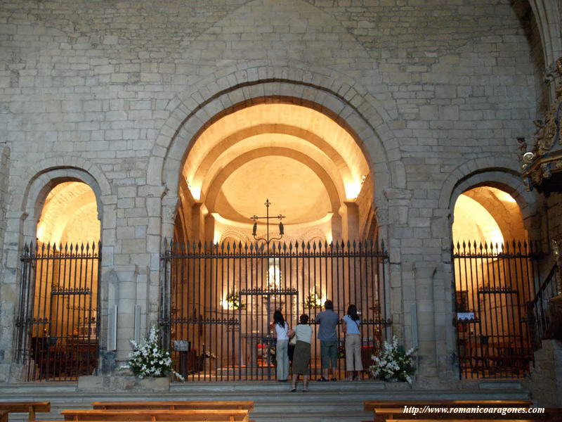 CABECERA DEL TEMPLO ILUMINADA