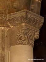 CAPITEL DE LEONES Y VOLUTAS VEGETALES