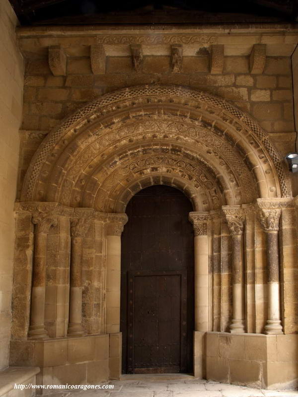 PORTADA DEL TEMPLO EN SU MURO DE PONIENTE