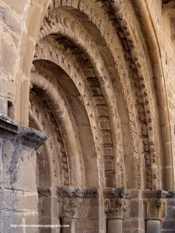 DETALLE DEL ABOCINAMIENTO Y RIQUEZA ORNAMENTAL DE LA PORTADA