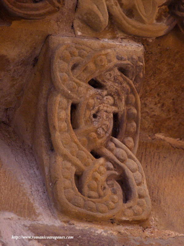 DECORACIN DE LAZOS DECORADOS, IDENTICA A OTRA EN PORTADA DE SANTA MARIA DE SANGESA