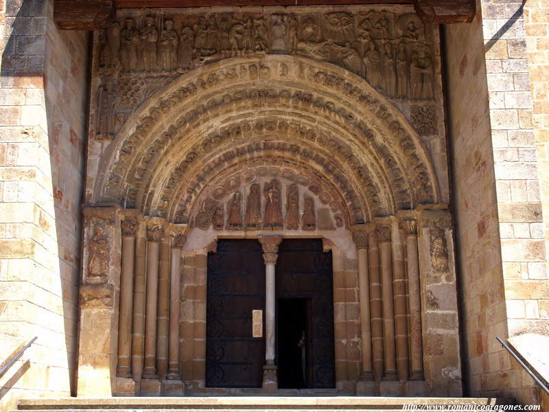PORTICO OESTE Y ESCALINATA DE ACCESO