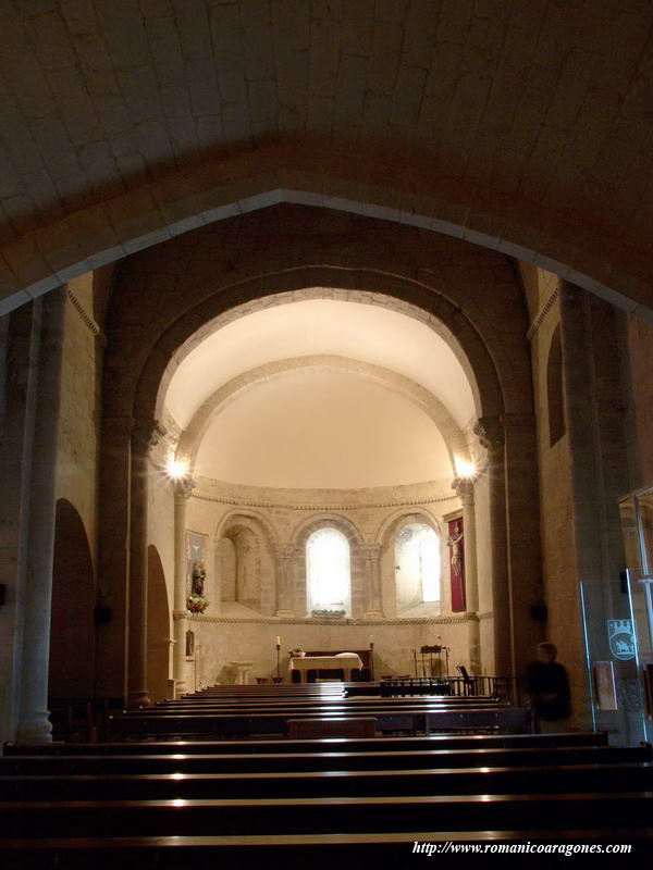 INTERIOR DEL TEMPLO HACIA LA CABECERA, DESDE DEBAJO DEL CORO