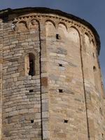 LADO SUR ABSIDAL CON ESCULTURA JUNTO A LESENA
