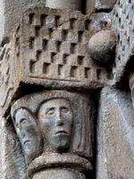 CAPITELES DE LA PORTADA