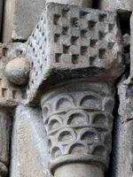 CAPITELES DE LA PORTADA