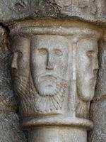 CAPITELES DE LA PORTADA