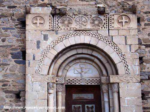 DETALLE DE FRISO, ARQUIVOLTAS Y CAPITELES