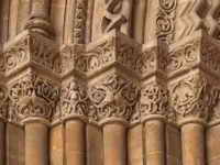CAPITELES EN LA PORTADA SUR