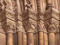CAPITELES EN LA PORTADA SUR