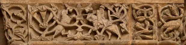 MOTIVOS DECORATIVOS A PONIENTE, CONTINUANDO LA ESCULTURA DE LOS CAPITELES