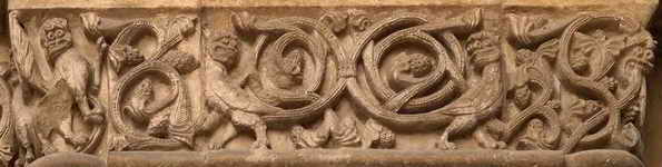 MOTIVOS DECORATIVOS A LEVANTE, CONTINUANDO LA ESCULTURA DE LOS CAPITELES