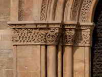 CAPITELES Y DECORACI&Oacute;N DE LA PORTADA