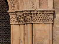 CAPITELES Y DECORACI&Oacute;N DE LA PORTADA