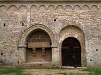MURO NORTE. ARCOSOLIO Y PORTADA