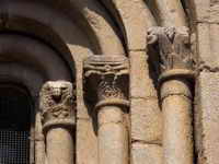 VENTANAL ABSIDAL CENTRAL EN ALTURA: CAPITELES
