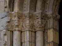 PORTADA OCCIDENTAL CENTRAL: CAPITELES DEL LADO NORTE