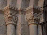 CAPITELES EN LA PORTADA DE ACCESO A LA TORRE SUR