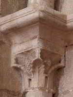 CAPITEL DEL LADO IZQUIERDO DE LA EMBOCADURA AL &Aacute;BSIDIOLO LATERAL SUR
