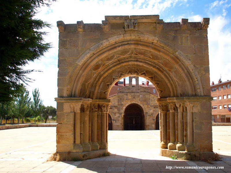 PORTADA Y AL FONDO LA CABECERA, MANTENIENDO LAS DISTANCIAS DEL TEMPLO ORIGINAL