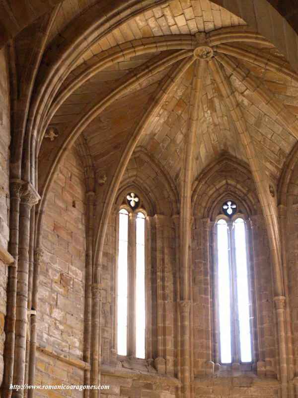 CABECERA DEL TEMPLO CON SUS CRUCERAS