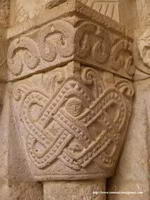 CAPITEL DE ENTRELAZO DECORADO