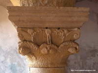 CAPITEL DE PI�AS Y ACANTOS. PEQUE�O LE�N ANDR�FAG