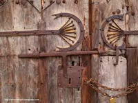 DECORACI�N Y CERRADURA DE FORJA DE LA PUERTA