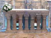 ALTAR SUSTENTADO POR COLUMNILLAS Y CAPITELES