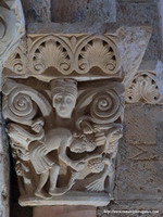 CAPITEL EXTERIOR DEL LADO SUR