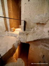 ACCESO A TUNEL HACIA LA TORRE DEL LADO OPUESTO, A UN NIVEL INFERIOR A LA GALILEA
