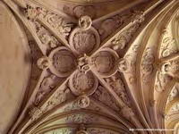 DETALLE DE LA DECORACI&Oacute;N DE LA B&Oacute;VEDA PREVIA AL ACCESO AL TEMPLO