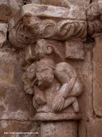 CAPITEL DEL LADO 0ESTE. HOMBRES LUCHANDO CON MONSTRUOS