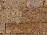 ESCUDOS HERALDICOS Y MARCA DE CANTER�A EN SILLAR DE LA CABECERA