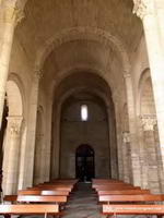 NAVE CENTRAL HACIA LOS PIES DEL TEMPLO