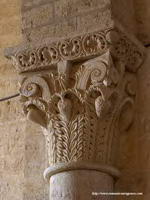ELEGANTE CAPITEL DE PALMETAS Y PI�AS