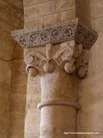 CAPITEL DE BOLAS CON SU TERCIO INFERIOR LISO