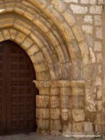 DETALLE DE LA PORTADA EN EL MURO SUR