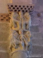 CAPITELES SUPERPUESTOS EN EL LADO SUR