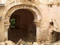 ARCO TRIUNFAL CON CAPITELES Y ACCESO A �BSIDE