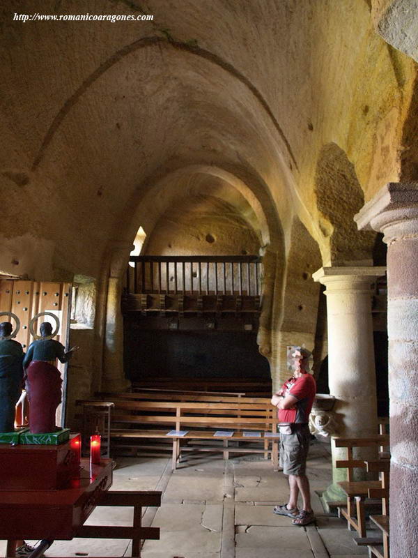 NAVE DERECHA HACIA LOS PIES. CORO ALTO DE MADERA