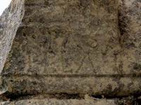 INSCRIPCI�N �PELAU�  EN �BACO DE CAPITEL NORTE